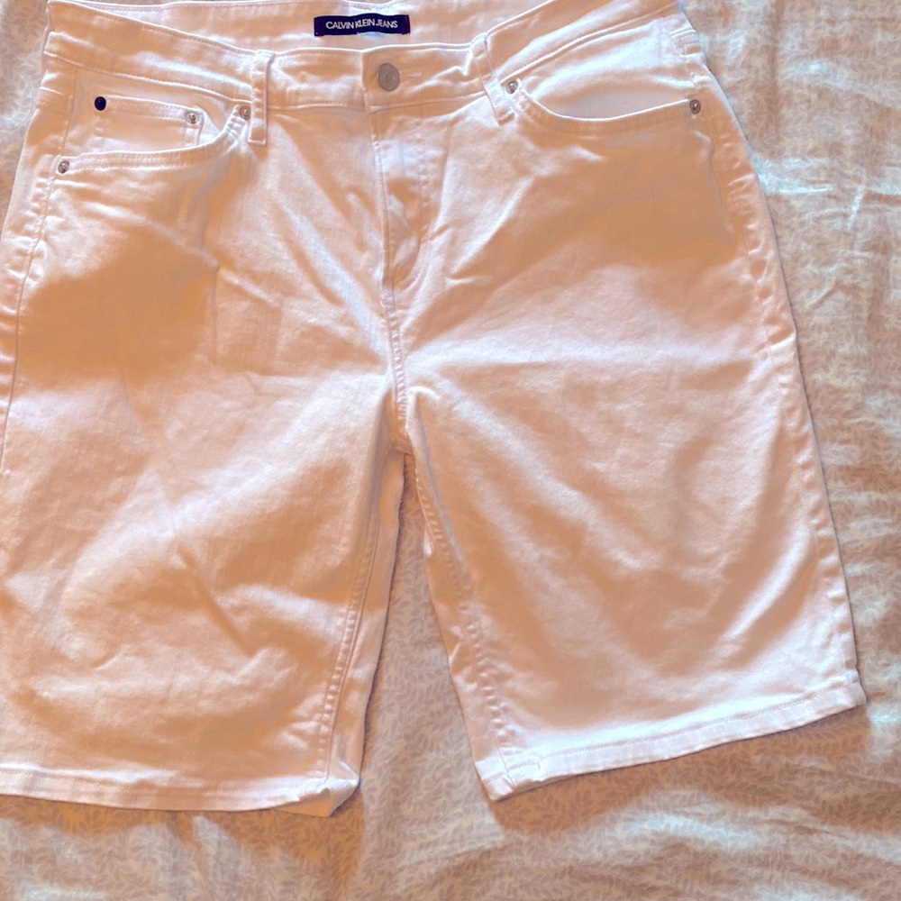 Calvin Klein Women’s White Bermuda length shorts. Size 14. Like New. - Picture 4 of 8